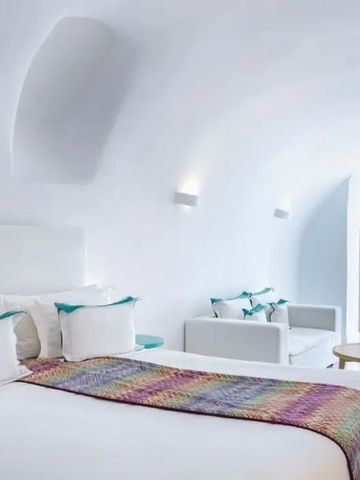 Lichtdurchflutetes Zimmer mit modernem Design und komfortablem Bett