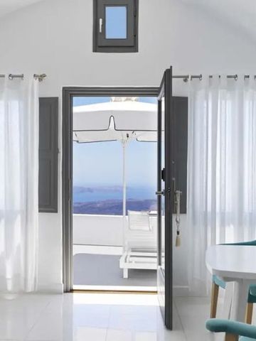 Helles Zimmer mit Blick auf Terrasse und Meer in Santorini