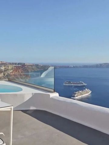 Terrasse mit Infinity-Pool und Panorama-Meerblick in Santorini