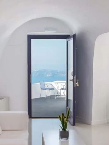 Helles Wohnzimmer mit Zugang zu einer privaten Terrasse in Santorini