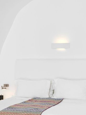 Modernes Schlafzimmer mit weißen Wänden und einfacher Eleganz