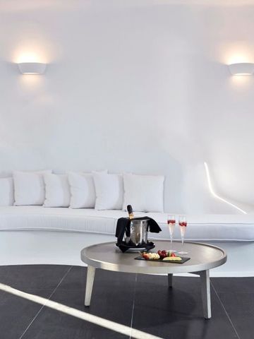 Elegante Lounge mit Champagner und kleinen Köstlichkeiten