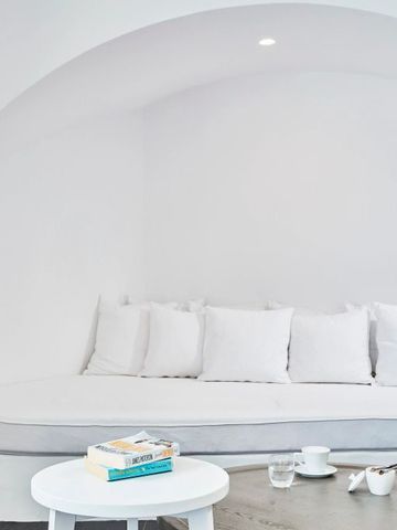 Elegante weiße Lounge mit Kissen und modernen Möbeln in Katikies Chromata Santorini