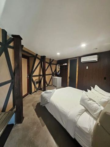 Stilvolles Hotelzimmer mit Designakzenten aus Holz und Weiß