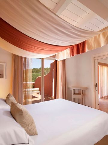 Großes Zimmer mit Baldachin und Zugang zum Balkon