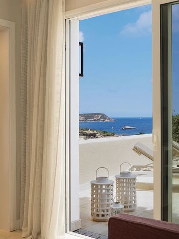 Blick von einem luxuriösen Raum auf eine Terrasse mit Meerblick
