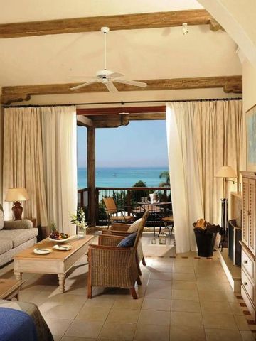 Luxuriöses Zimmer mit Balkon und Meerblick