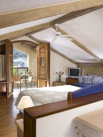 Gemütliches Dachzimmer mit rustikalen Holzbalken