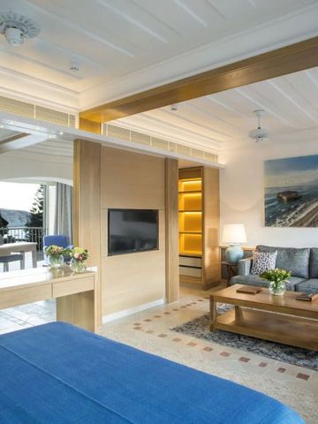 Helles Zimmer mit Balkon und modernem Dekor im Columbia Beach Resort