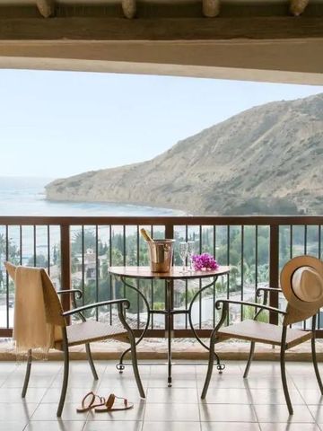 Terrasse mit Blick auf das Meer und die umliegenden Hügel