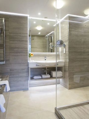 Modernes Badezimmer mit Glasdusche und stilvollem Design