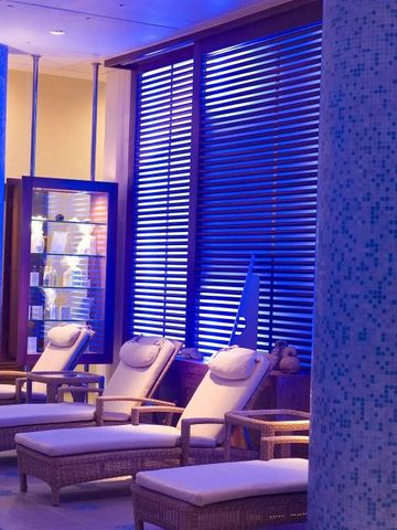 Entspannender Spa-Bereich mit Liegen und blauer Beleuchtung