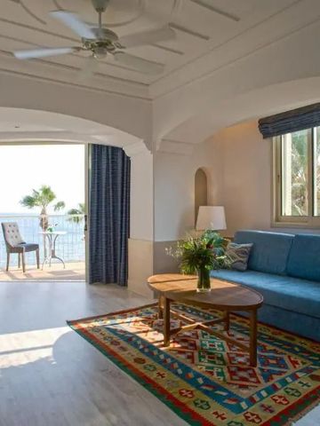 Helles Wohnzimmer einer Suite mit Meerblick und modernem Dekor
