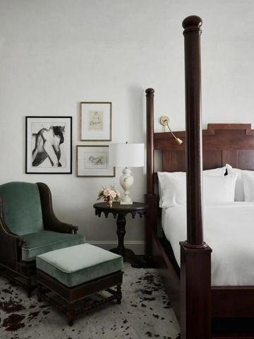 Luxuriöses Schlafzimmer mit Himmelbett und eleganten Holzmöbeln
