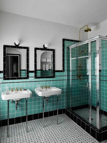 Vintage-inspiriertes Badezimmer mit türkisfarbenen Fliesen und Duschkabine