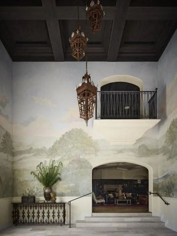 Luxuriöse Lobby mit kunstvoller Wandmalerei und verzierter Decke