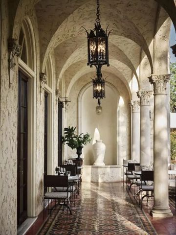 Charmante Veranda mit Säulen und eleganten Sitzmöglichkeiten