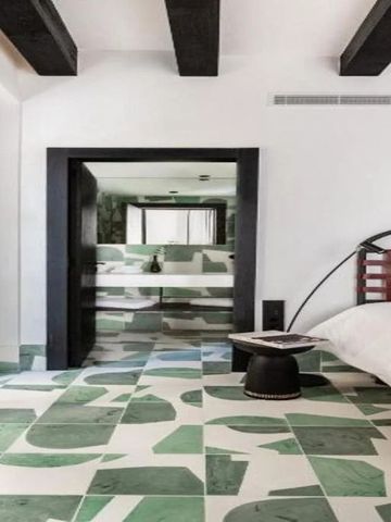 Helles Schlafzimmer mit Blick auf ein modernes Badezimmer