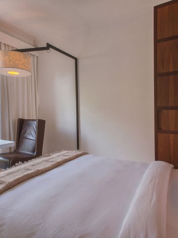 Helles Hotelzimmer mit großem Fenster und Schreibtisch