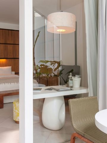 Modernes Hotelzimmer mit stilvoller Inneneinrichtung, hölzerne Akzente und weiße Möbel
