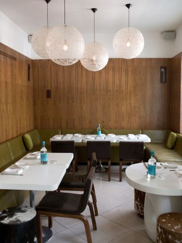 Modernes Restaurant mit stilvollen Tischen und sanfter Beleuchtung