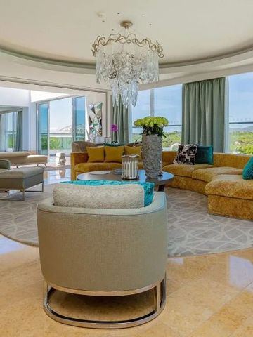 Luxuriöses Wohnzimmer einer Suite im Conrad Algarve mit Panoramafenstern und stilvoller Einrichtung.