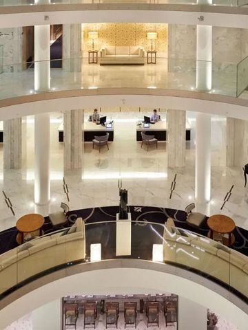 Elegante Lobby im Conrad Algarve mit modernen Sitzbereichen und stilvollem Design