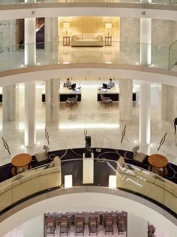 Elegante Lobby im Conrad Algarve mit modernen Sitzbereichen und stilvollem Design