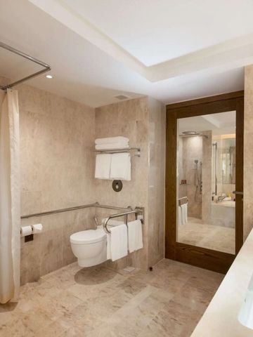 Barrierefreies Badezimmer mit modernen Annehmlichkeiten