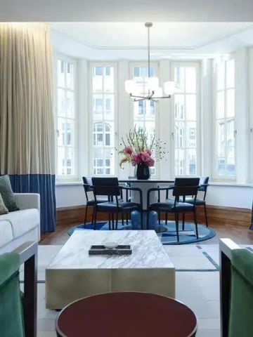 Essbereich in einer luxuriösen Hotel-Suite mit großen Fenstern