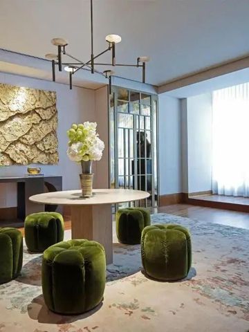 Elegante Lobby mit grünen Hockern und künstlerischer Wanddekoration