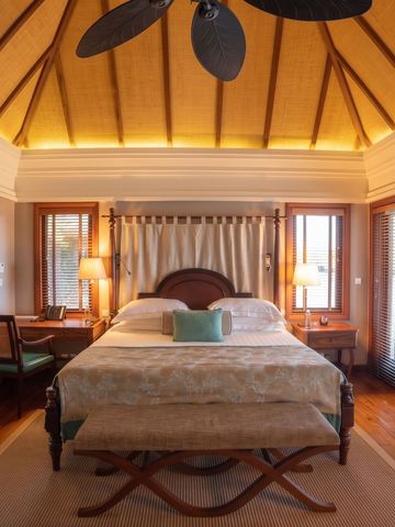 Hochwertig eingerichtetes Schlafzimmer mit Holzdecke und stilvollen Möbeln