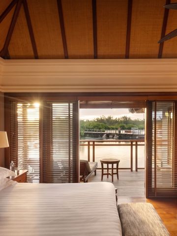 Komfortables Schlafzimmer mit Blick auf die Terrasse und das Wasser