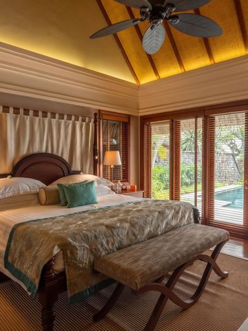 Elegantes Schlafzimmer mit Poolblick und Holzinterieur