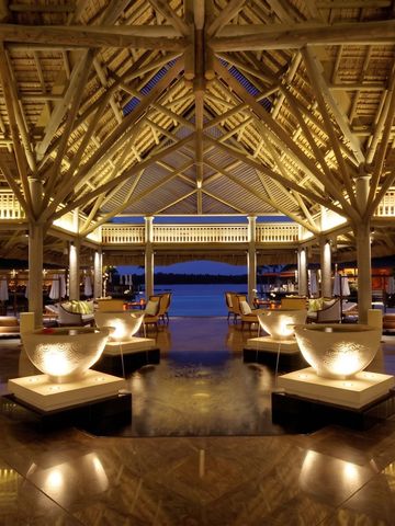 Prächtige Lobby mit Holzarchitektur, Blick auf Wasser im Hintergrund