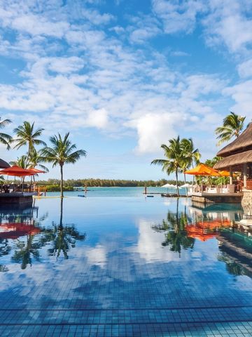 Infinity Pool mit Palmen und beeindruckendem Blick auf den Ozean