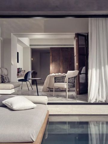 Elegante Suite mit gemütlicher Sitzecke und stilvoller Einrichtung