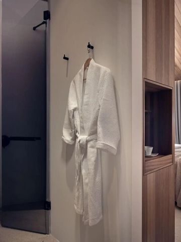 Modernes Badezimmer-Setup mit flauschigem Bademantel