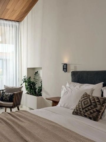 Gemütliches Schlafzimmer mit Holzakzenten und Tageslicht