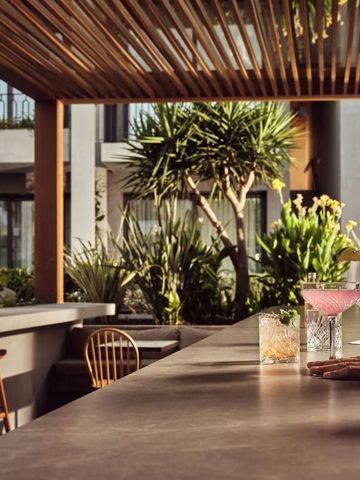 Moderne Bar im Freien mit exotischen Pflanzen und stilvollen Getränken