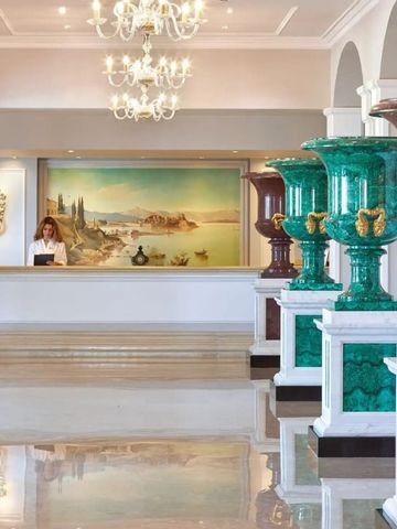 Elegante Lobby des Corfu Imperial mit großen Vasen und Kronleuchtern