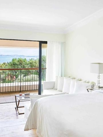 Helles Zimmer mit Balkon und Meerblick im Corfu Imperial Resort