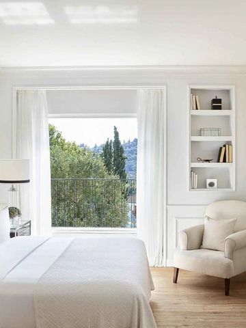Gemütliches Schlafzimmer mit neutralem Dekor und Gartenblick.