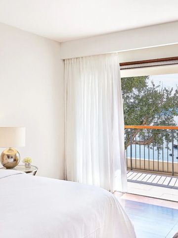Helles Zimmer mit Doppelbett und Balkonblick auf das Meer