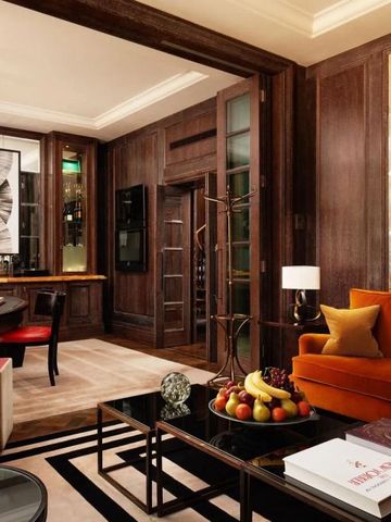 Luxuriöses Wohnzimmer mit eleganter Einrichtung und warmen Farbtönen