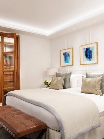 Helles Hotelzimmer mit modernem Dekor und Kunstwerken