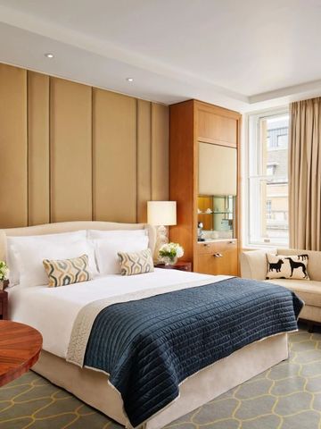 Geräumiges Hotelzimmer mit eleganter Einrichtung und großem Fenster