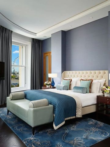 Luxuriöses Hotelzimmer mit Doppelbett und Blick auf das London Eye