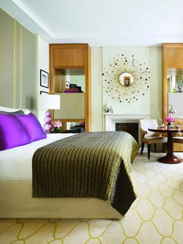 Modernes Hotelzimmer mit stilvoller Dekoration und gemütlichem Ambiente
