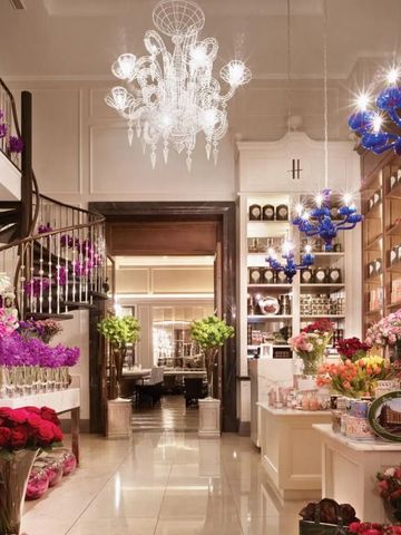 Blumengeschäft im Hotel mit luxuriöser Dekoration und Kronleuchter